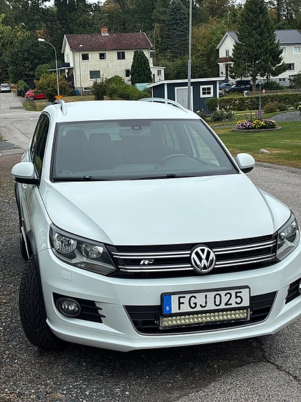 Volkswagen Tiguan 2 of 4