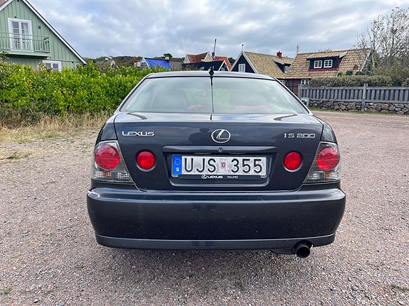 Lexus IS200 4 of 10