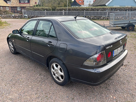 Lexus IS200 3 of 10