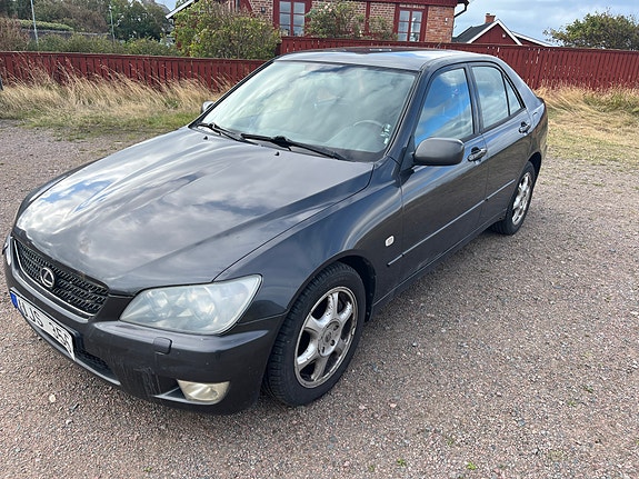 Lexus IS200 2 of 10