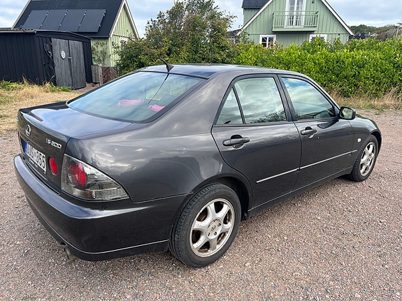 Lexus IS200 5 of 10