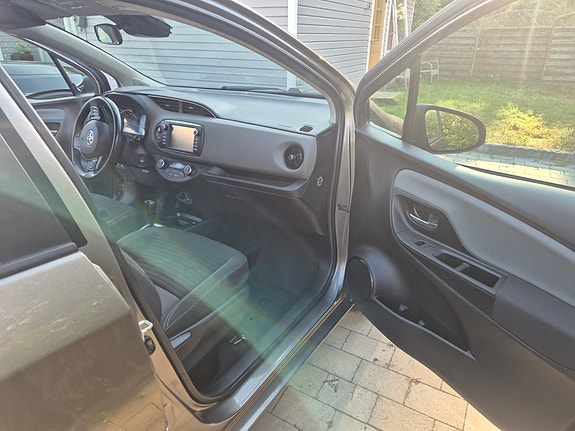 Toyota Yaris 3 of 5