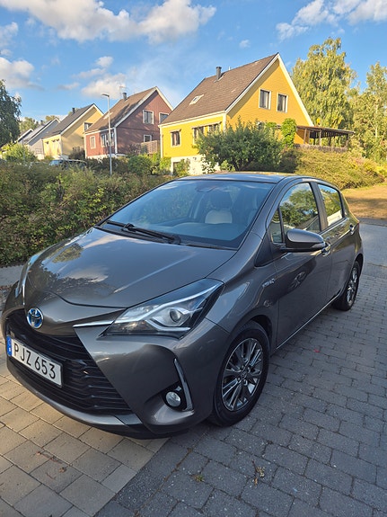 Toyota Yaris 2 of 5