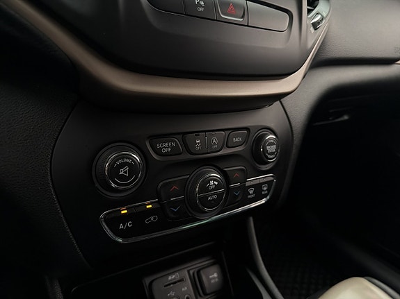 Jeep Cherokee 22 of 30