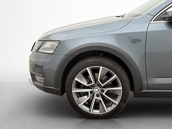 Skoda Octavia Scout 10 of 30