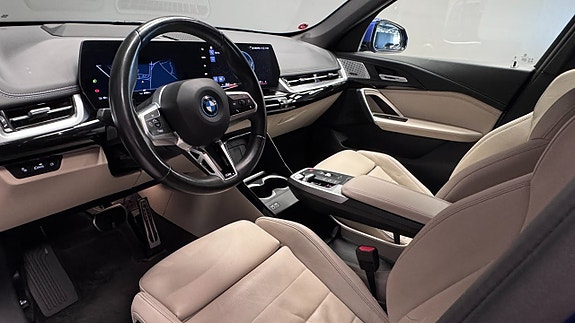 BMW iX1 7 of 25
