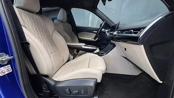 BMW iX1 10 of 25