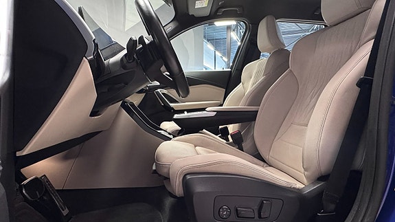 BMW iX1 8 of 25