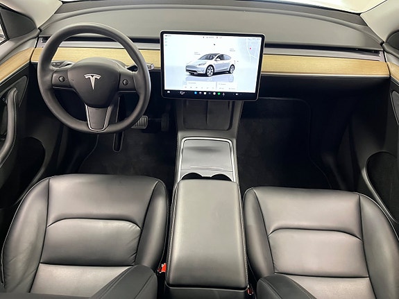 Tesla Model Y 12 of 17