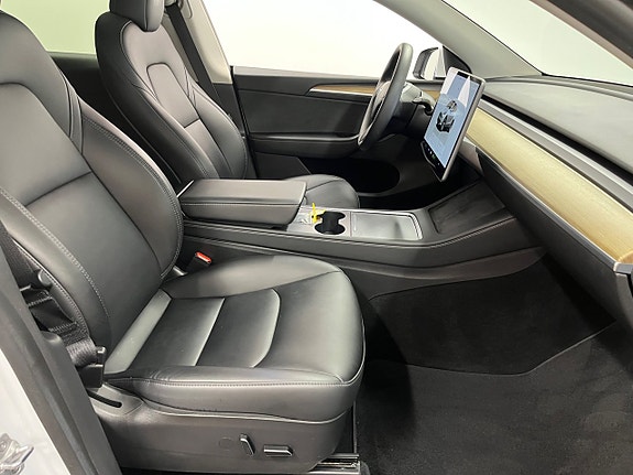 Tesla Model Y 15 of 17