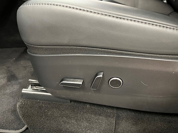 Tesla Model Y 7 of 17