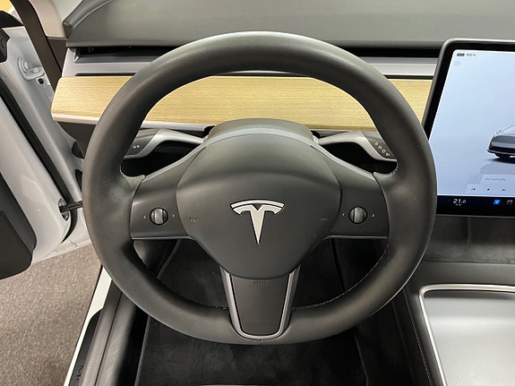 Tesla Model Y 9 of 17