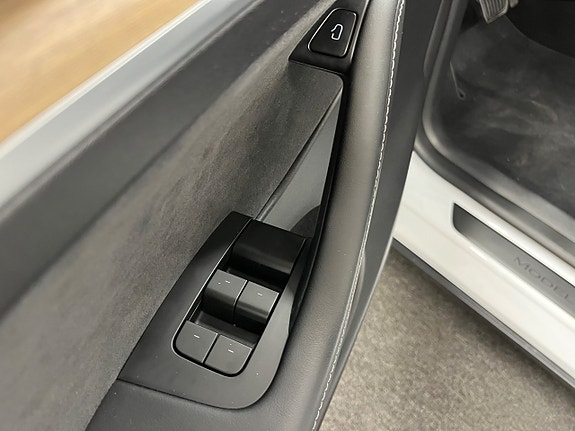 Tesla Model Y 6 of 17