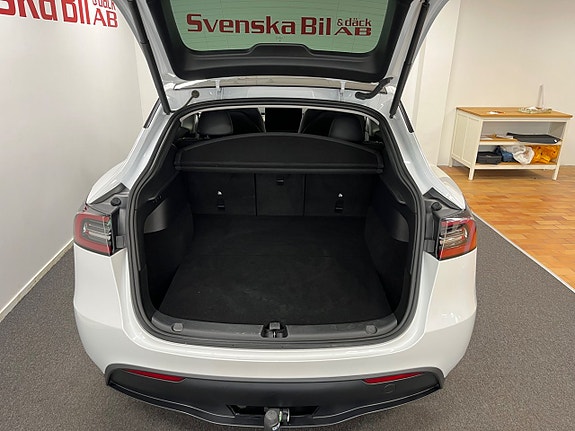 Tesla Model Y 14 of 17