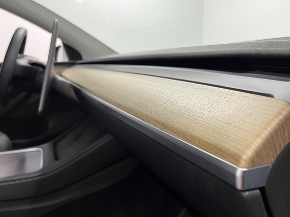 Tesla Model Y 13 of 17