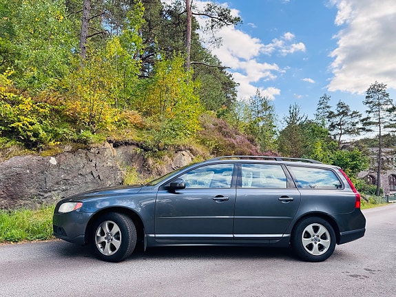 Volvo V70 3 of 7