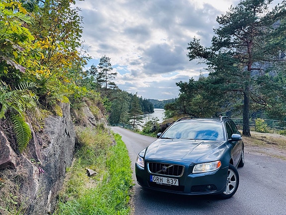 Volvo V70 2 of 7