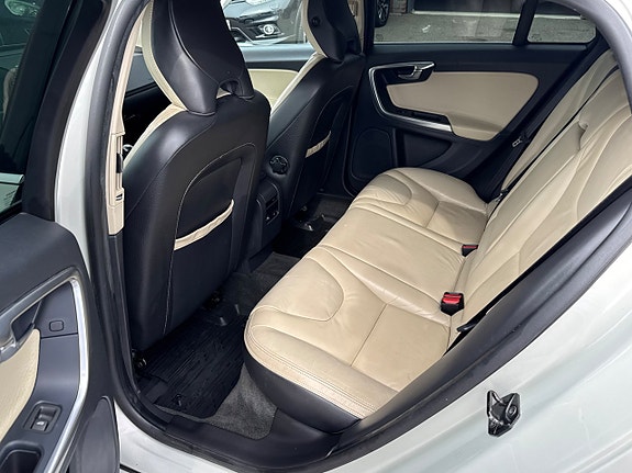 Volvo V60 11 of 30