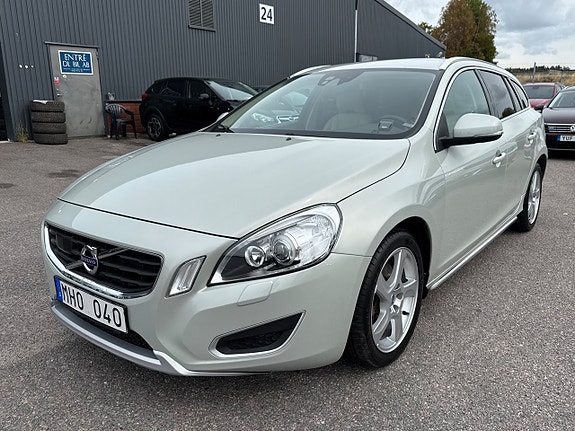 Volvo V60 2 of 30