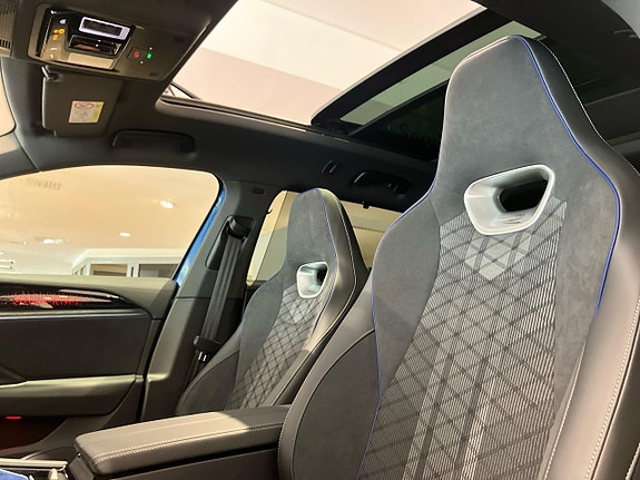 Volkswagen Passat 13 of 19