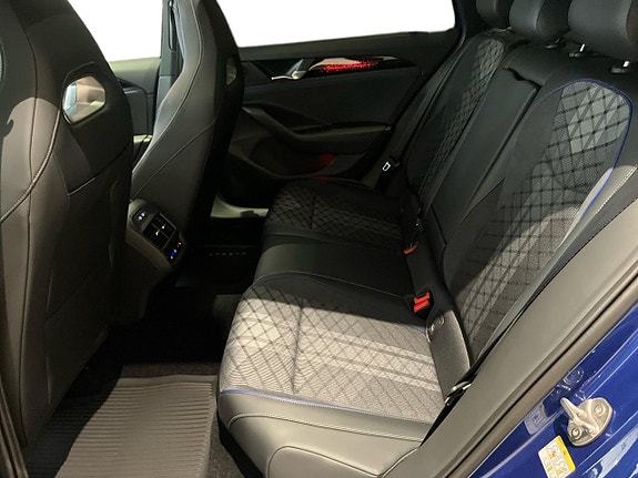 Volkswagen Passat 17 of 19