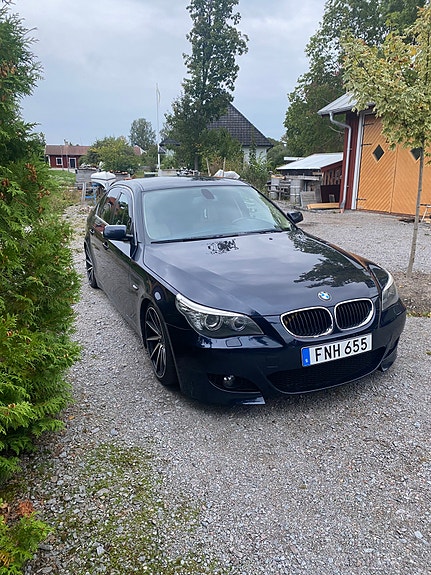 BMW 523i 4 of 5