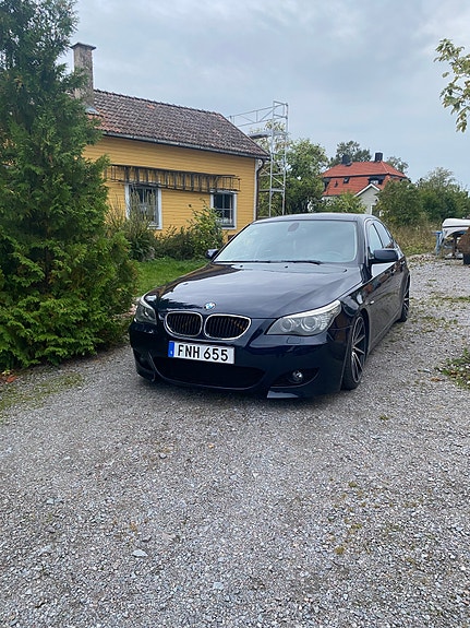 BMW 523i 3 of 5