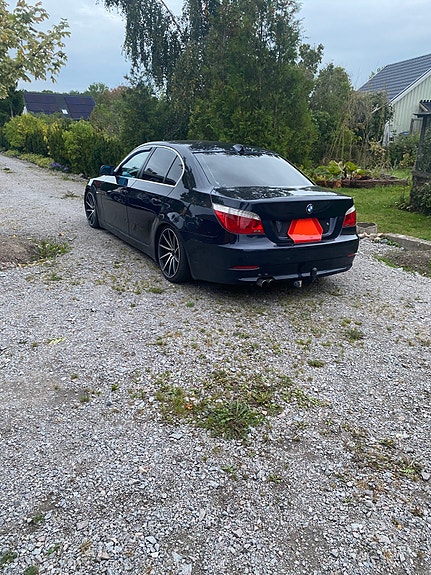 BMW 523i 2 of 5