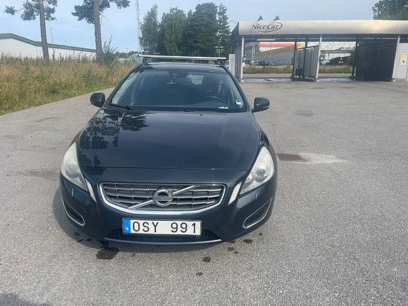 Volvo V60 2 of 8