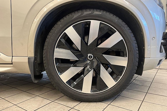 Volvo XC90 10 of 30