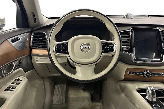 Volvo XC90 14 of 30