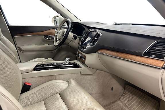 Volvo XC90 16 of 30