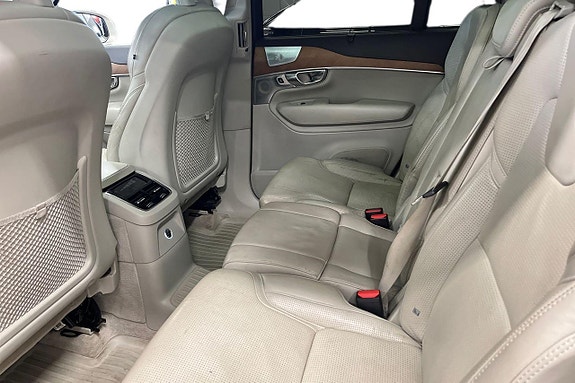 Volvo XC90 26 of 30
