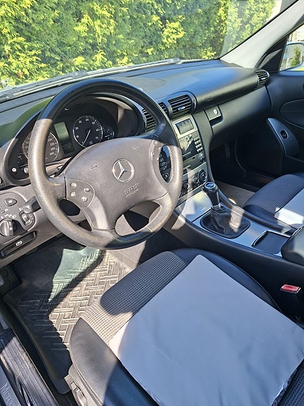 Mercedes-Benz C180 3 of 5