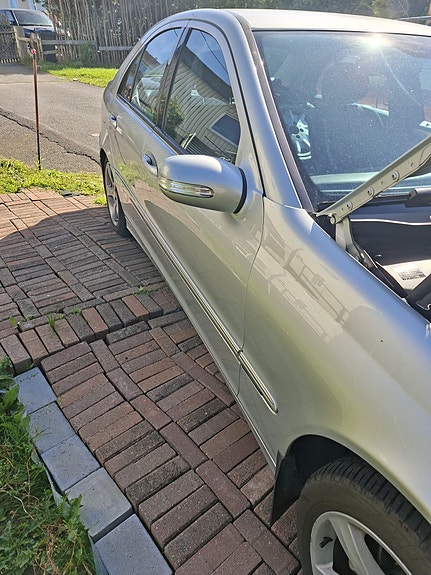 Mercedes-Benz C180 2 of 5