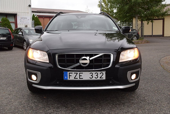 Volvo XC70 2 of 23