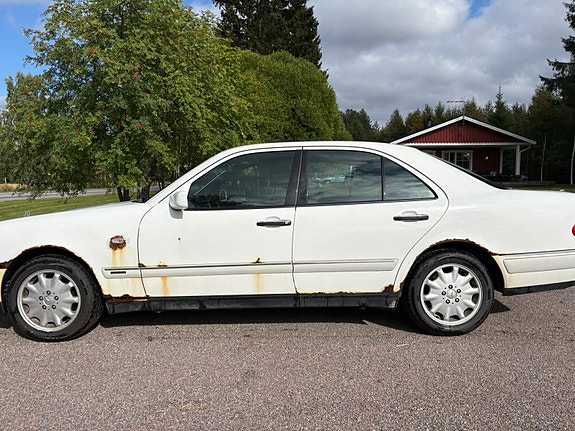 Mercedes-Benz E280 2 of 4