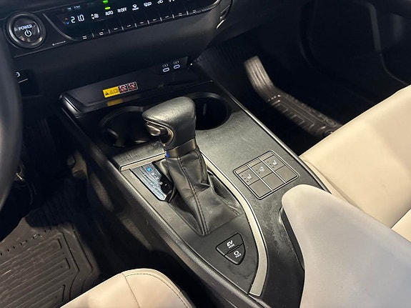 Lexus UX250h 16 of 16