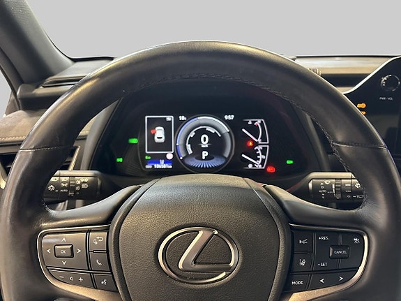 Lexus UX250h 13 of 16