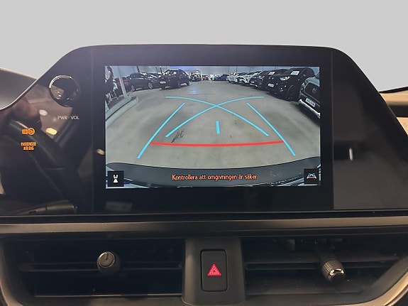 Lexus UX250h 15 of 16