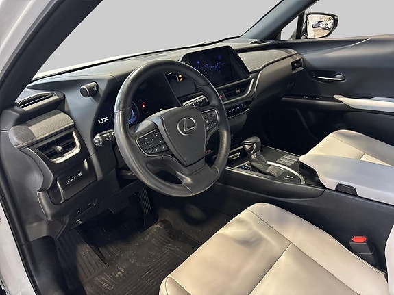 Lexus UX250h 12 of 16