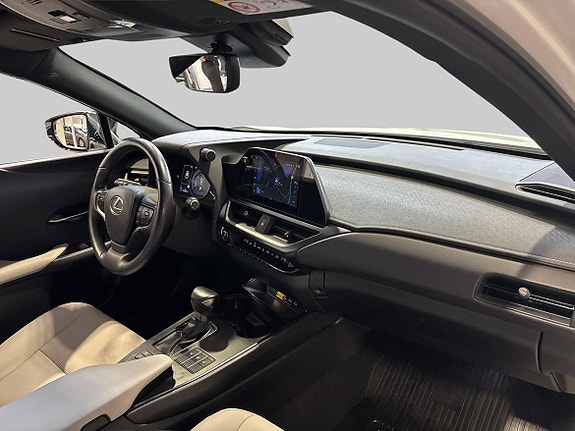 Lexus UX250h 8 of 16