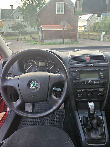 Skoda Octavia 2 of 7