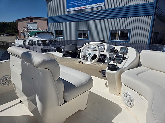Sealine F37 - 2 x VP KAMD 44 (Axlar) 12 of 30