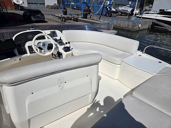 Sealine F37 - 2 x VP KAMD 44 (Axlar) 11 of 30