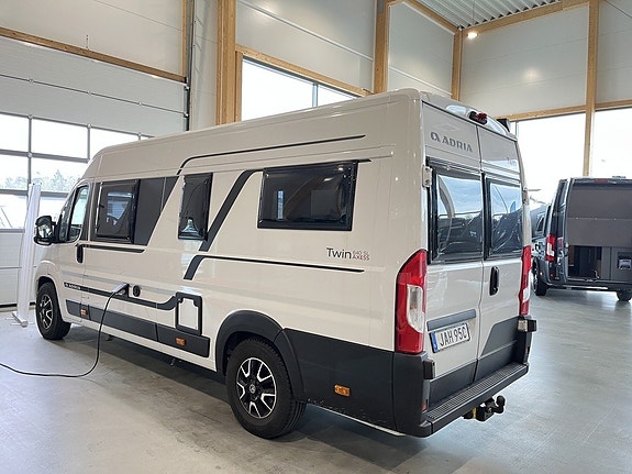 Adria Twin 640 SL / B-Körkort / Solcell / Dragkrok / Långbäddar 4 of 18