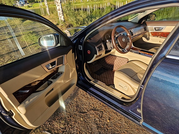 Jaguar XF 5 of 6
