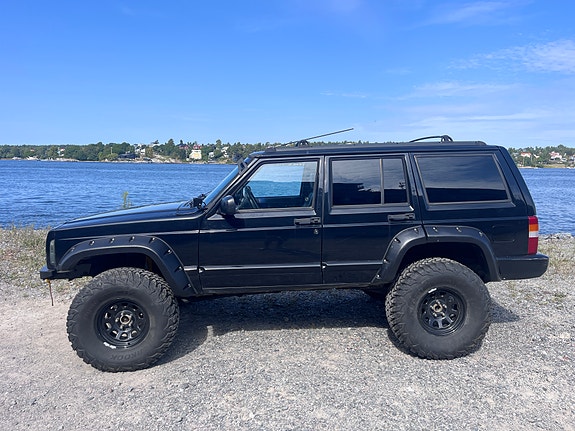 Jeep Cherokee 2 of 12