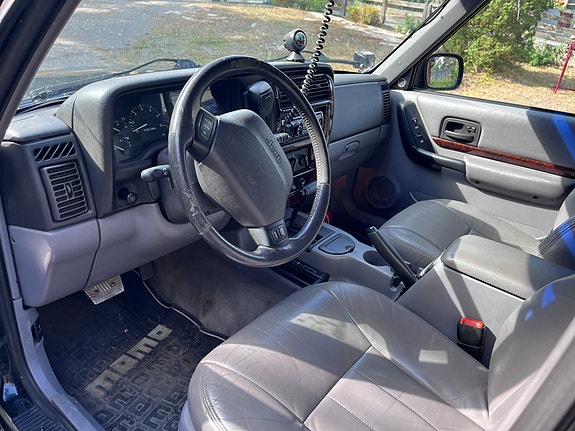 Jeep Cherokee 9 of 12