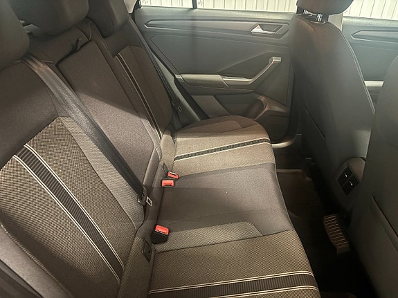 Volkswagen T-Roc 11 of 21